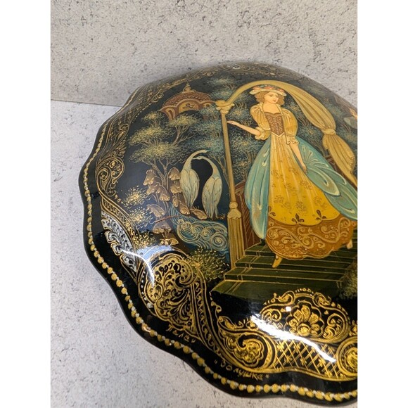Palekh Lacquer Box 1992 – The Slipper Bashmachka – Signed Krasnov – Hand-Painted - Picture 3 of 10
